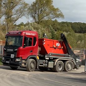 Containertransporter in Rot