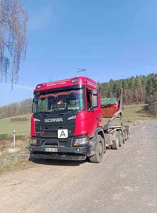 Containertransporter in Rot