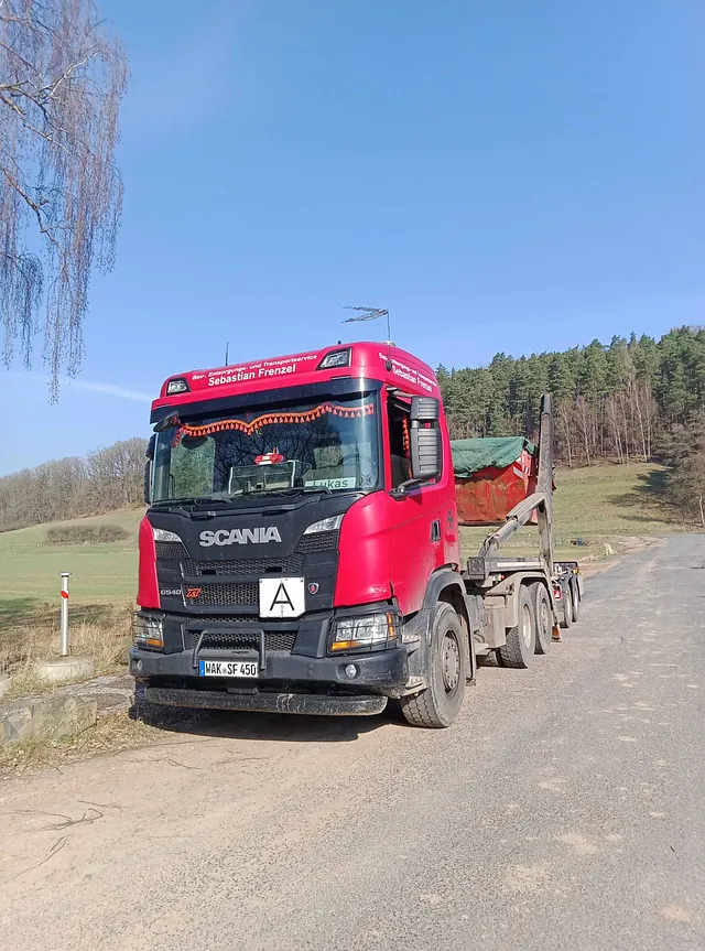 Containertransporter in Rot