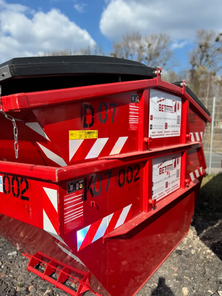 Containertransporter in Rot