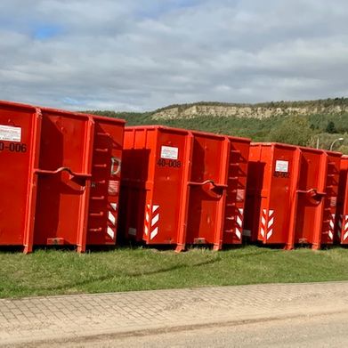 Große rote Container stehen in einer Reihe
