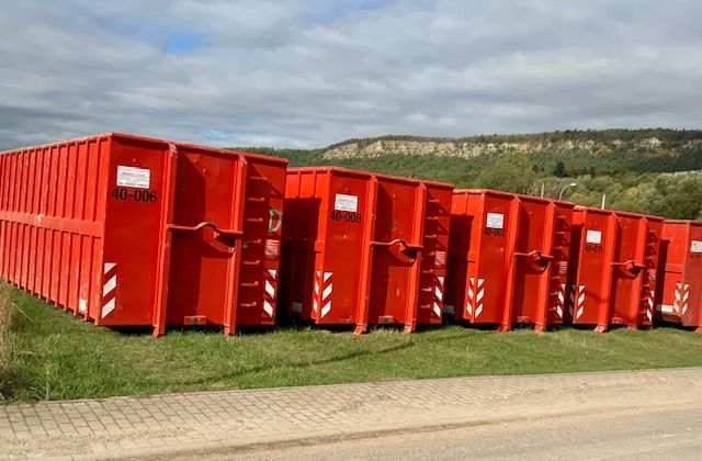 Große rote Container stehen in einer Reihe