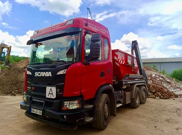 Containertransporter in Rot